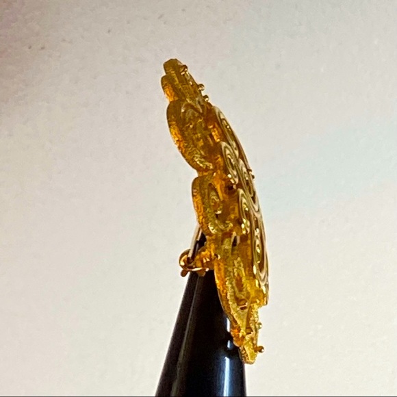 Vintage Crown Trifari Gold Etruscan Scroll Medallion Mid Century Brooch - Picture 9 of 12